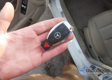 2013 Mercedes-Benz C 250 Sport z USA, uszkodzony, nr VIN WDDGF4HB8DA806328